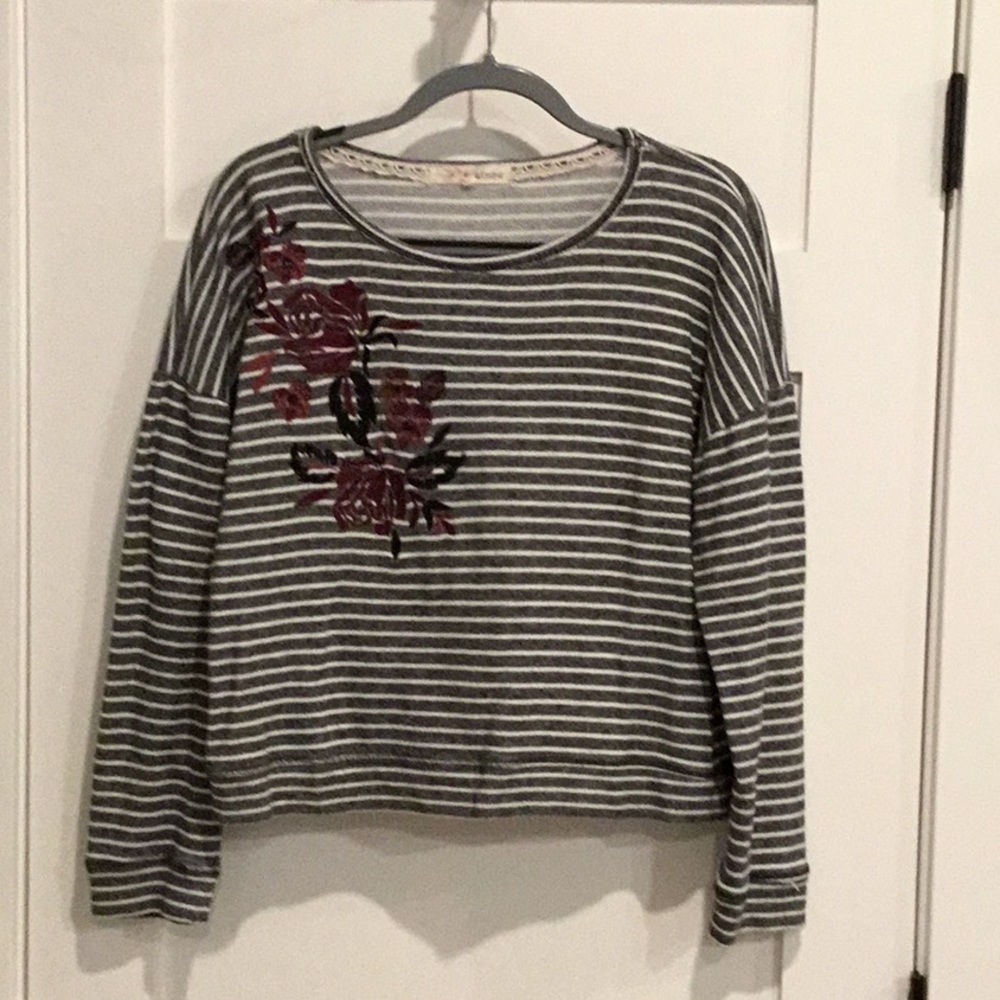 Gray sweatshirt with embroidered roses